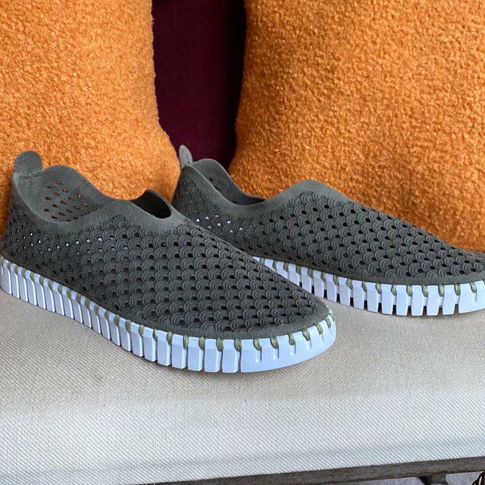 New • Tulip 139 Perforated Slip On Sneaker